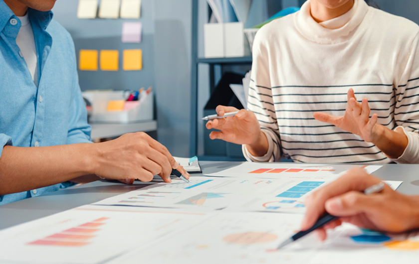 Des collaborateurs autour de graphes sur le bureau