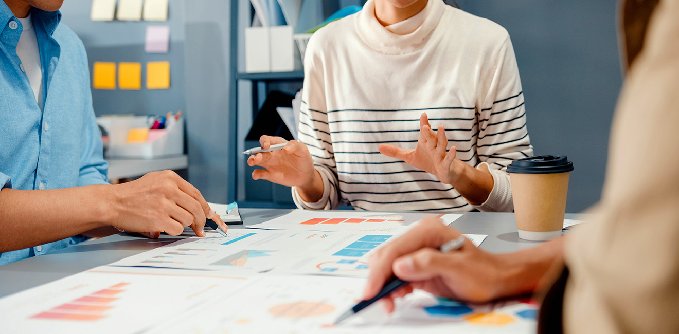 Des collaborateurs autour de graphes sur le bureau